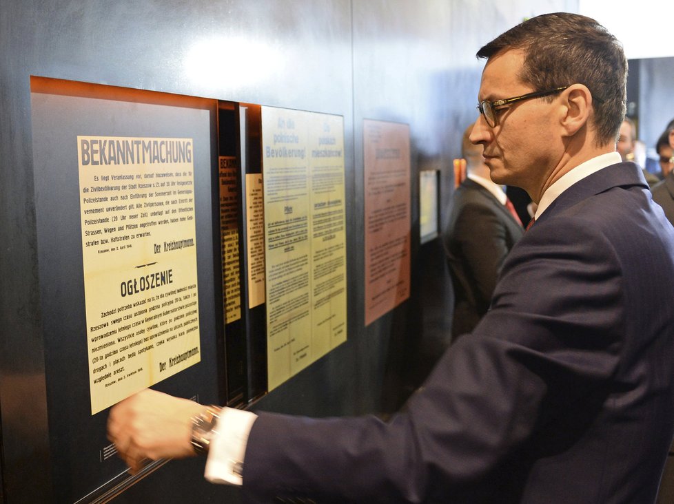 Polský premiér Mateusz Morawieck na návštěvě muzea ve městě Markowa, připomínajícího skutky Poláků, kteří za 2. sv. v. zachraňovali židy.