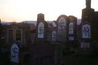 Sto židovských hrobů počmárali hákovými kříži. Antisemitský útok otřásl Francií