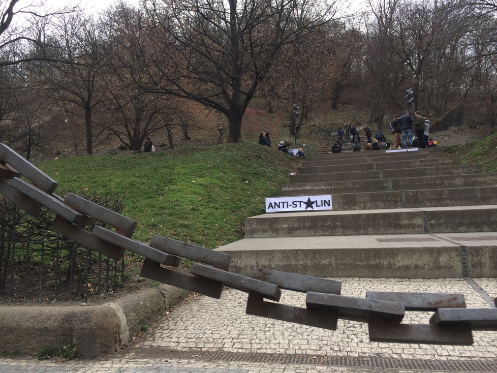 Na malostranském Újezdu se konala akce AntiStalin. Dobrovolníci myli a uklízeli prostranství u Pomníku obětem komunismu.