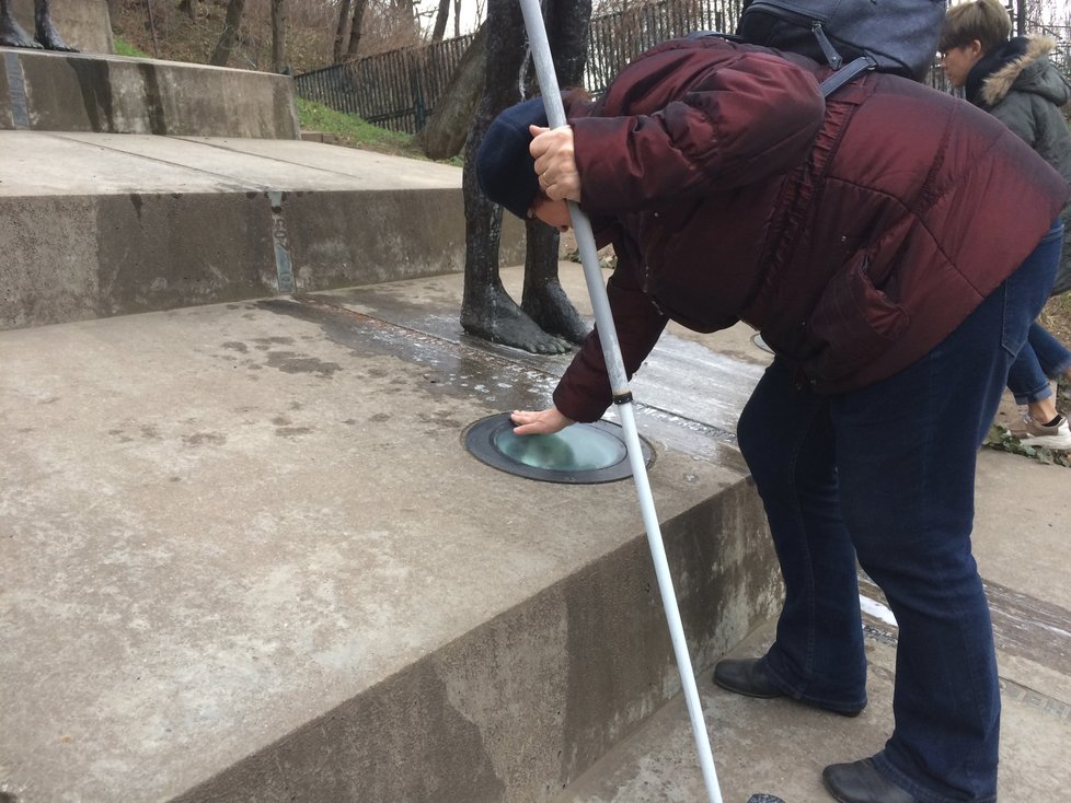 Na malostranském Újezdu se konala akce AntiStalin. Dobrovolníci myli a uklízeli prostranství u Pomníku obětem komunismu, jehož autorem je věhlasný sochař Olbram Zoubek.