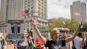 Protesty amerických odmítačů vakcín a dalších koronaopatření.