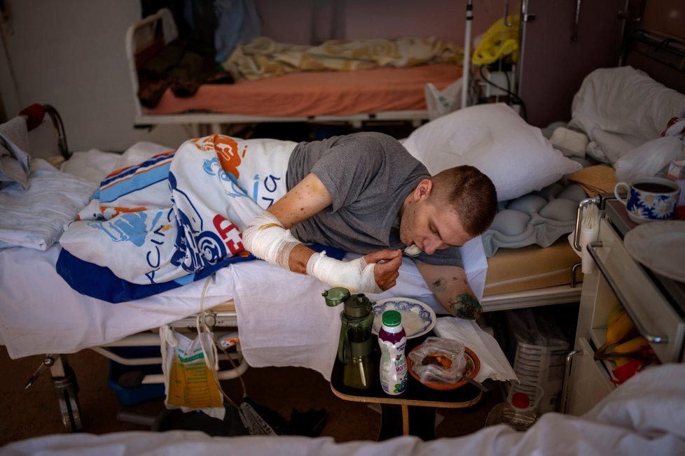 Záchranář Anton Gladun (22) přišel o obě nohy a jednu ruku. Vybuchla vedle něj mina