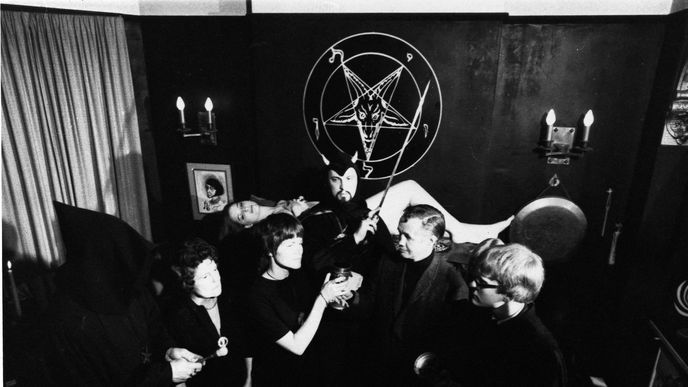 Anton Szandor LaVey i své následovníky oddával. Anton Szandor LaVey i své následovníky oddával.
