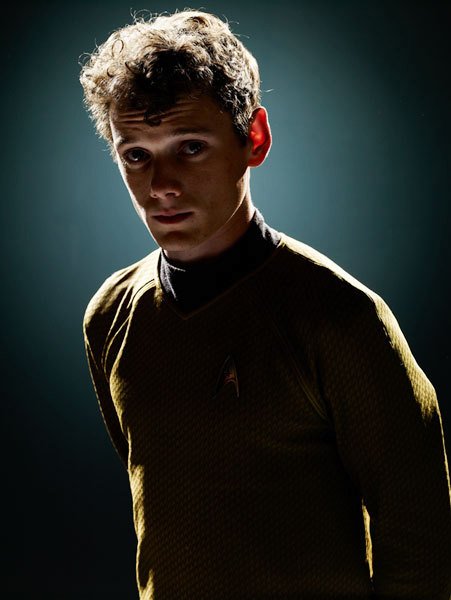 Herec Anton Yelchin, známý z nových filmů Star Trek, zemřel při nehodě.