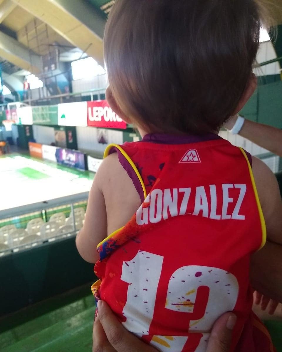 Argentinská basketbalistka Antonella Gonzálezová má v hledišti roztomilou podporu.