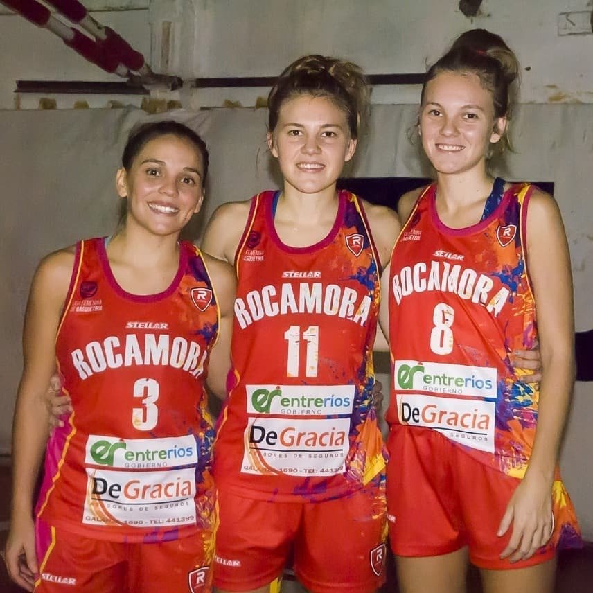 Argentinská basketbalistka Antonella Gonzálezová (#3) se spoluhráčkami