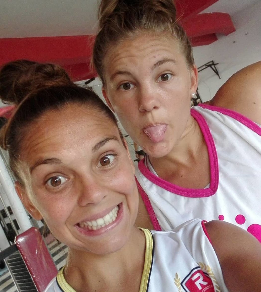 Argentinská basketbalistka Antonella Gonzálezová s kamarádkou