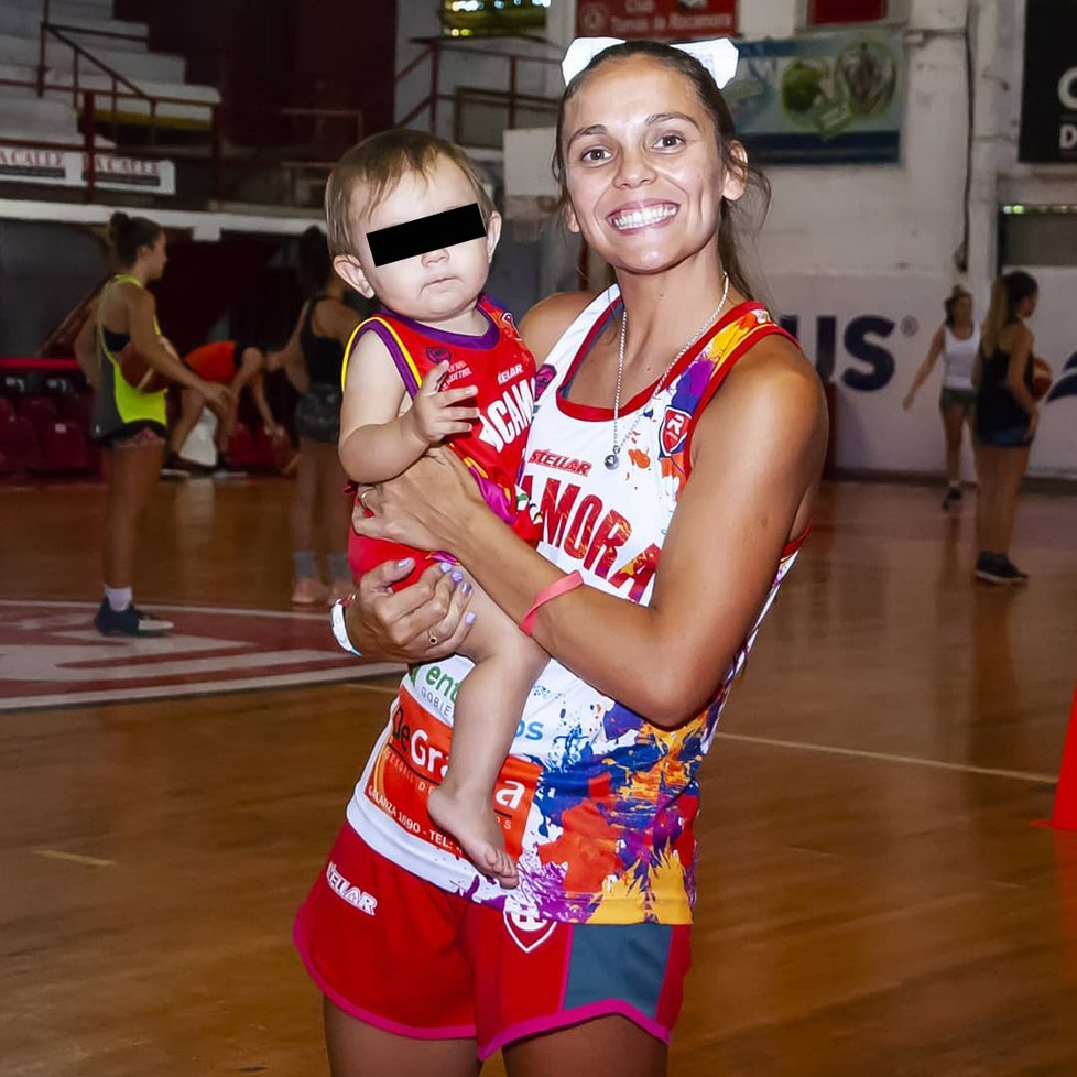 Argentinská basketbalistka Antonella Gonzálezová s dcerkou