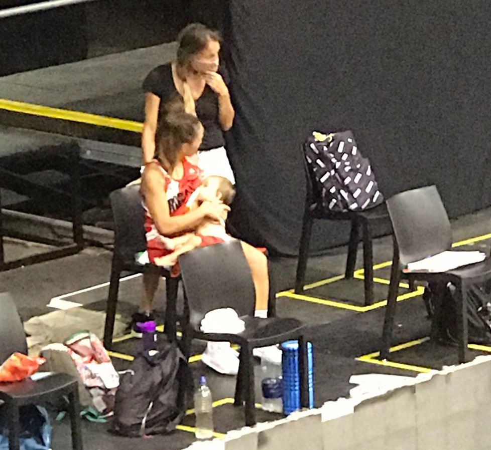 Argentinská basketbalistka Antonella Gonzálezová kojila dcerku během přestávky.