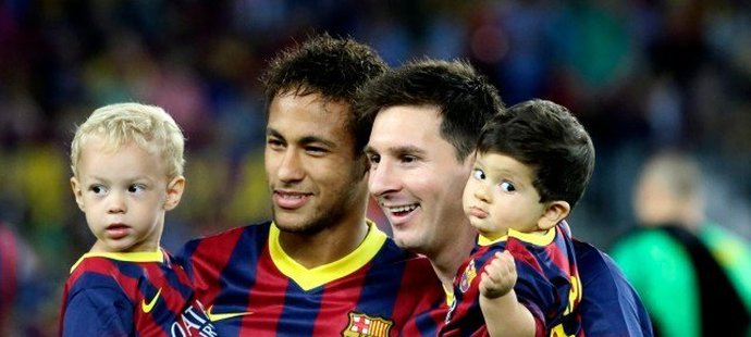 O budoucnost má Barcelona postaráno! Lionel Messi a Nemyar pózovali před utkáním s Realem Sociedad se svými syny