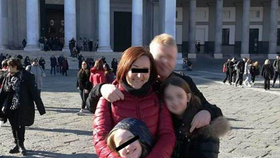 Zesnulá Antonella (†50) držící zesnulou Saru (†15) a rodina