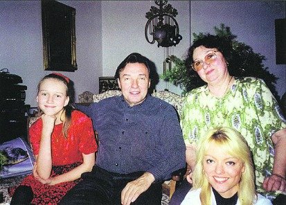 Gott s Antonií, Dominikou a dcerou Lucií v bytě na Vinohradech, kde slavili společné Vánoce.