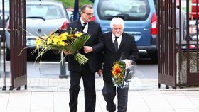 Miroslav Kalousek a Petr Pithart přišli na pohřeb společně.