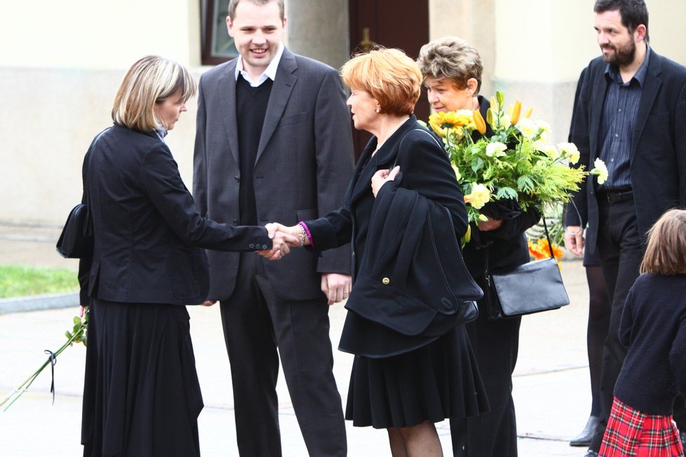 Upřímnou soustrast si navzájem projevily i obě Baudyšovy ženy.