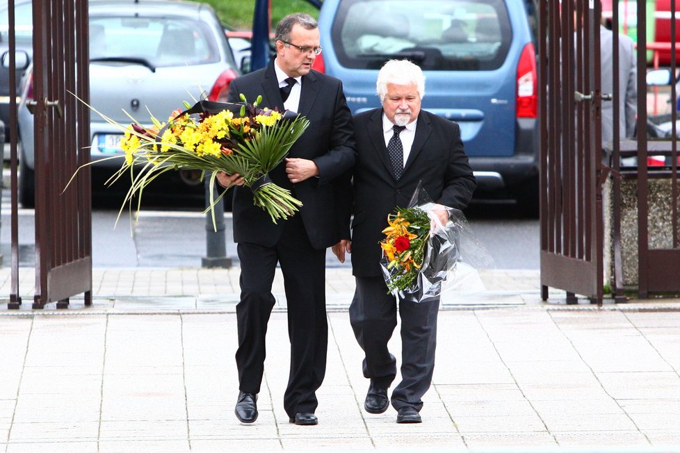 Miroslav Kalousek a Petr Pithart přišli na pohřeb společně.