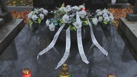 Hrob Antonína Běly ozdobila manželka Marie smutečním věncem se čtyřmi vzkazy.