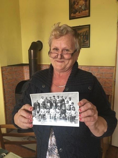 Ivana Ganasová ukazuje třídní fotografii z roku 1968. Antonín Blažek je třetí zprava nahoře. 