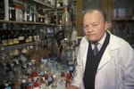 Profesor Antonín Holý z Ústavu organické chemie a biochemie Akademie věd. Holý je tvůrcem prozatím nejúčinnějšího léku proti nemoci AIDS a rovněž zatím nejúčinnějšího preparátu Hespera proti nebezpečné žloutence typu B.
