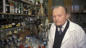 Profesor Antonín Holý z Ústavu organické chemie a biochemie Akademie věd. Holý je tvůrcem prozatím nejúčinnějšího léku proti nemoci AIDS a rovněž zatím nejúčinnějšího preparátu Hespera proti nebezpečné žloutence typu B.