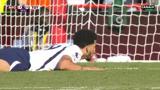 SESTŘIH: Nottingham - Tottenham 0:0. Kinský udržel čisté konto, Spurs ale potřetí neskórovali SESTŘIH: Nottingham - Tottenham 0:0. Kinský udržel čisté konto, Spurs ale potřetí neskórovali