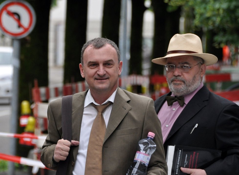 Uhlobaron Koláček dorazil na začátek druhé fáze projednávání kauzy Mostecké uhelné ve Švýcarsku v doprovodu právníka Pavla Kavínka.