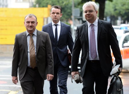 10. října 2013: Antonín Koláček přichází v doprovodu právníků vyslechnout si rozsudek švýcarského soudu