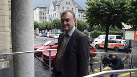 Uhlobaron Antonín Koláček před soudem ve Švýcarsku