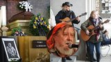 Pohřeb folkové legendy Tonyho Linharta (†80): Dav smutečních hostů v maskáčích a s kytarami!