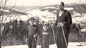 Vladimír Mikan uprostřed, otec Antonín Mikan vpravo.