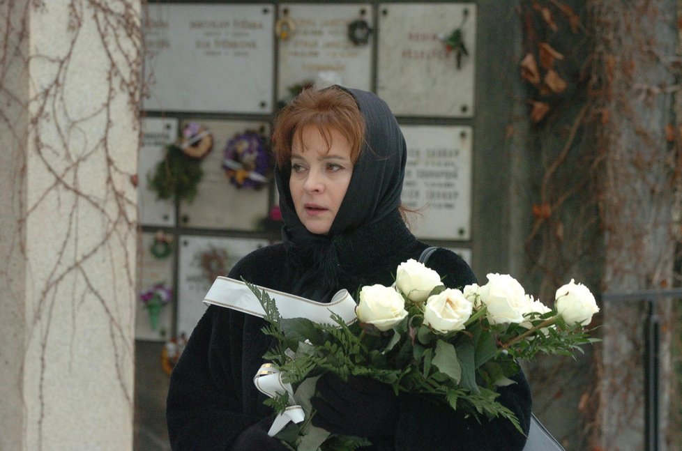 Libuše Šafránková na pohřbu Antonína Moskalyka.