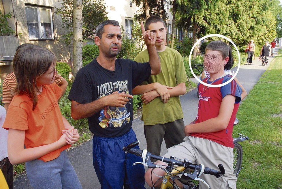 Vpravo oběť sexuálního obtěžování Zoltán L. (14), který popsal, jak ho Novák před pěti lety osahával ve sklepě a v garáži