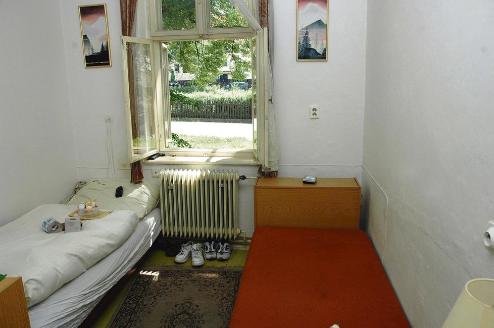 Na této posteli Novák zavraždil malého Jakuba. Z okna pokoje měl vrah vyhlídku přímo do parku, kde si tipoval svou budoucí oběť.