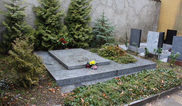 Stejně jako mnoho jiných známých osobností spočívá Novotného hrob na Smíchovském hřbitově Malvazinky.
