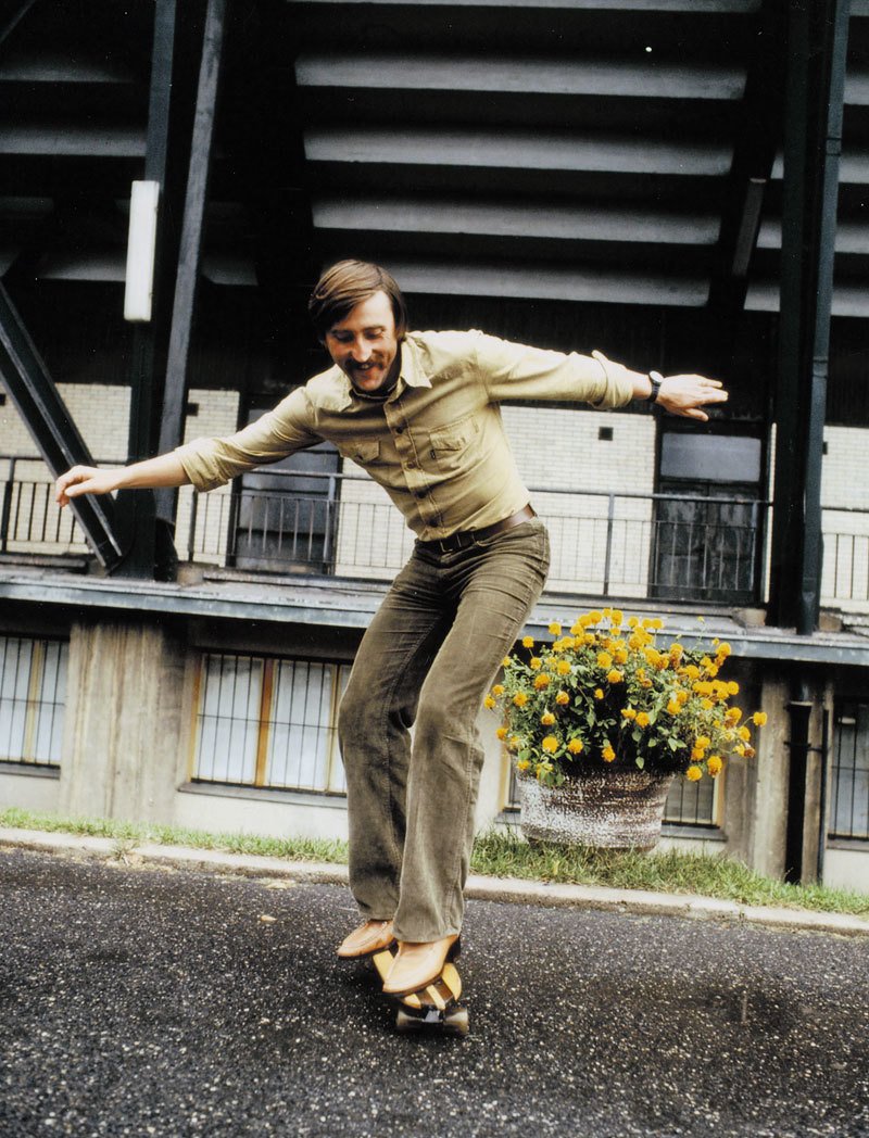 Panenka opravdu neodmítl téměř žádný nápad, s nímž fotograf Jiří Pekárek přišel: před stadionem Bohemians takhle špásoval na skateboardu, tehdy velké vzácnosti.