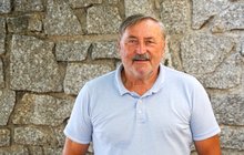 Patří k němu stejně neodmyslitelně jako slavná bělehradská penalta. Ano, fotbalový úžasňák Antonín Panenka (75) má copyright také na legendární knír. Pěstí si ho bezmála šedesát let, i když začátky byly dosti krušné a nesmělé. Teď ovšem teprve vyzradil tajemství původu.