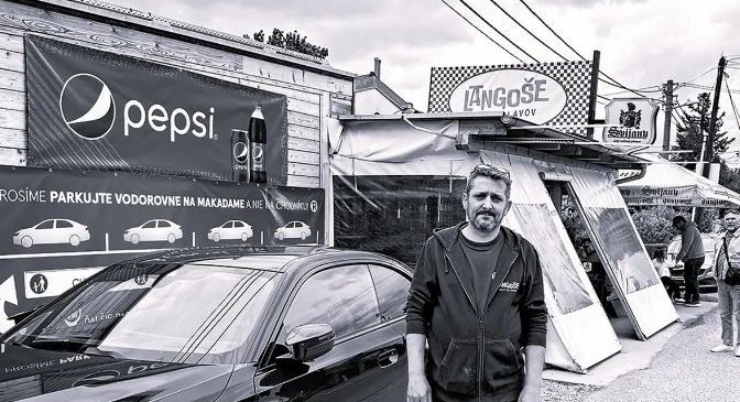 Antonín Pašek († 50) z Květoslavova, slavný prodejce langošů, za kterého se postavil i Fico.