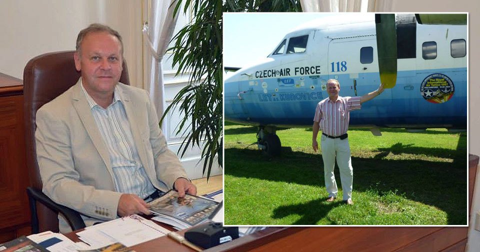 Poslanec za ČSSD Antonín Seďa je povoláním letecký konstruktér. Vymyslel například hasicí systém kabiny.