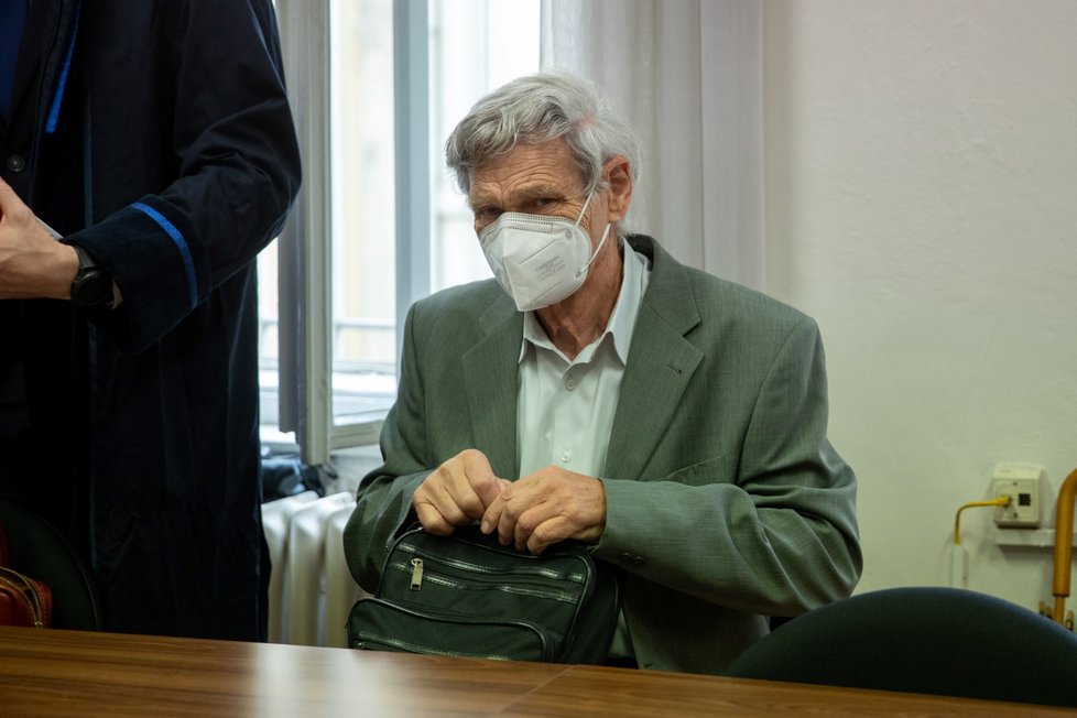 Bývalý šéf oddělení mostů TSK Antonín Semecký u soudu, který byl obžalován kvůli pádu trojské lávky v roce 2017.