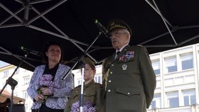 9. května přijel na pražské Kubánské náměstí dobový tank. U toho proběhlo i setkání s pamětníkem Antonínem Štíchou a starostkou Prahy 10 Radmilou Kleslovou.