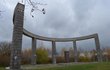 Dnes je Švehlův památník u Ždánic na Kolínsku ruinou. Na opravu nejsou peníze.