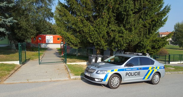 Policisté přímo v mateřské škole prověřovali ve středu informace o neznámém muži.