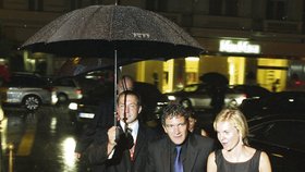 Antonia Banderase na každém kroku stíhala jeho česká asistentka, aby odháněla fanynky