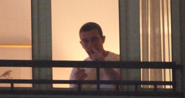 V hotelovém pokoji se Antonio u okna šťoural v nose