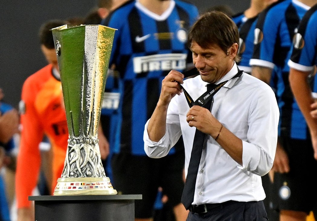 Trenér Interu Antonio Conte si sundal stříbrnou medaili z krku krátce poté, co ji obdržel