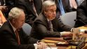 Generální tajemník OSN António Guterres (vpravo) na mimořádném zasedání Rady bezpečnosti OSN