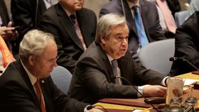 Generální tajemník OSN António Guterres (vpravo) na mimořádném zasedání Rady bezpečnosti OSN