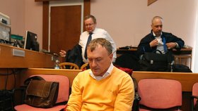 Antonio Koláček u soudu ke kauze Mostecké uhelné předvádí buddhistické cviky