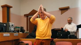 Antonio Koláček u soudu ke kauze Mostecké uhelné předvádí buddhistické cviky