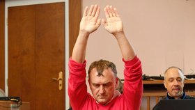 Antonio Koláček u soudu ke kauze Mostecké uhelné a jeho buddhistické cviky v soudní síni