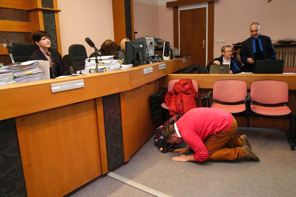 Antonio Koláček u soudu ke kauze Mostecké uhelné předvádí buddhistické cviky